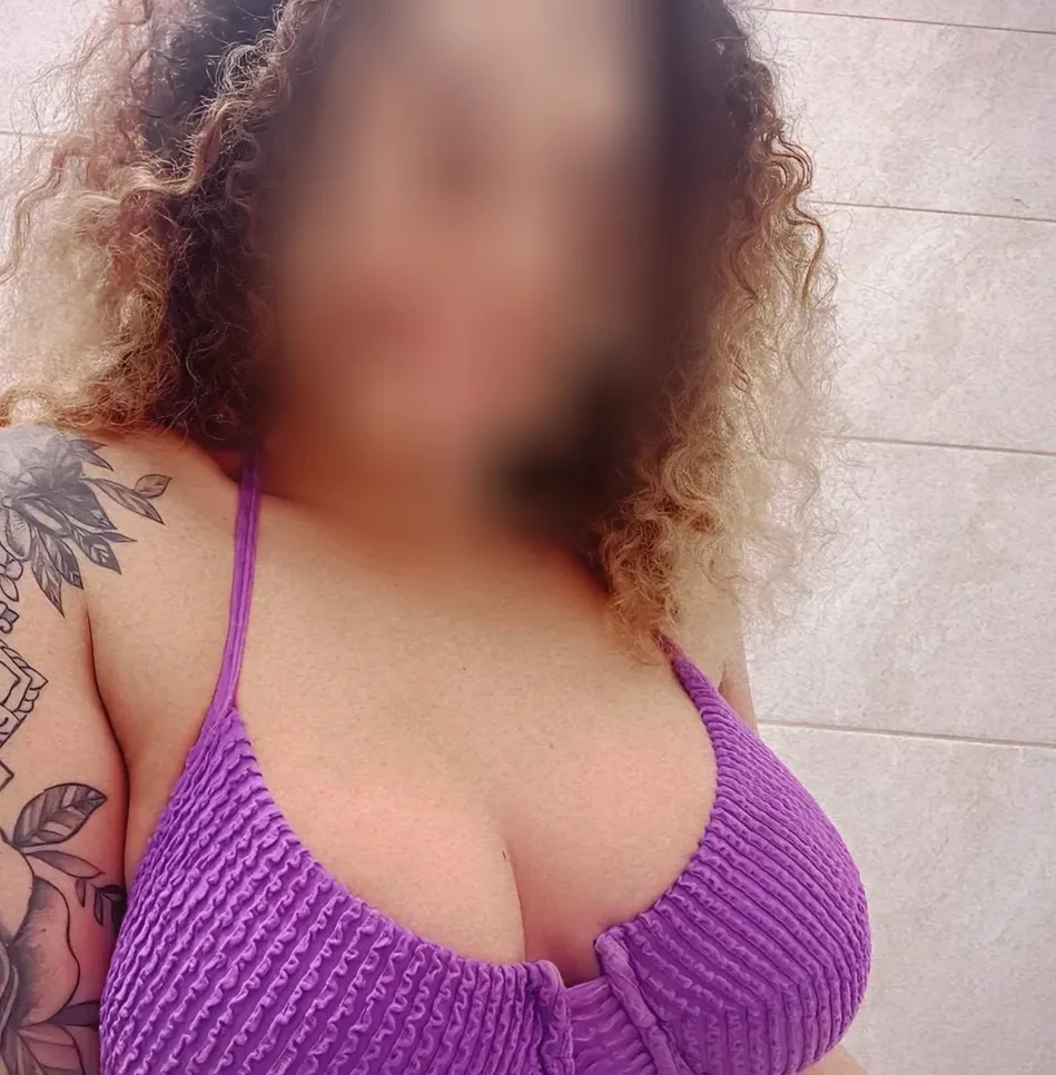 Emilia, 32
